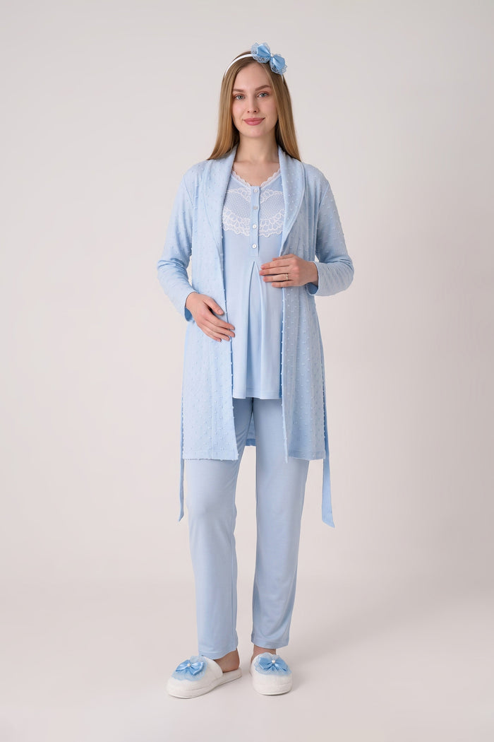 Hamile Pijama ve Sabahlık Takımı – 3'lü Lohusa Seti, Dantel Göğüs Detaylı V Yaka Pijama ve Kabartma Motifli Sabahlık - 3479