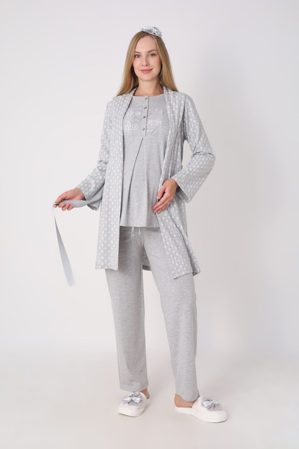 Hamile Pijama ve Sabahlık Takımı – 3’lü Lohusa Seti, Kendinden Desenli Sabahlık ve Dantelli Üst - 3482