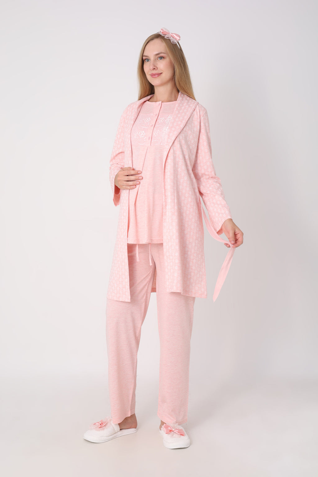 Hamile Pijama ve Sabahlık Takımı – 3’lü Lohusa Seti, Kendinden Desenli Sabahlık ve Dantelli Üst - 3482