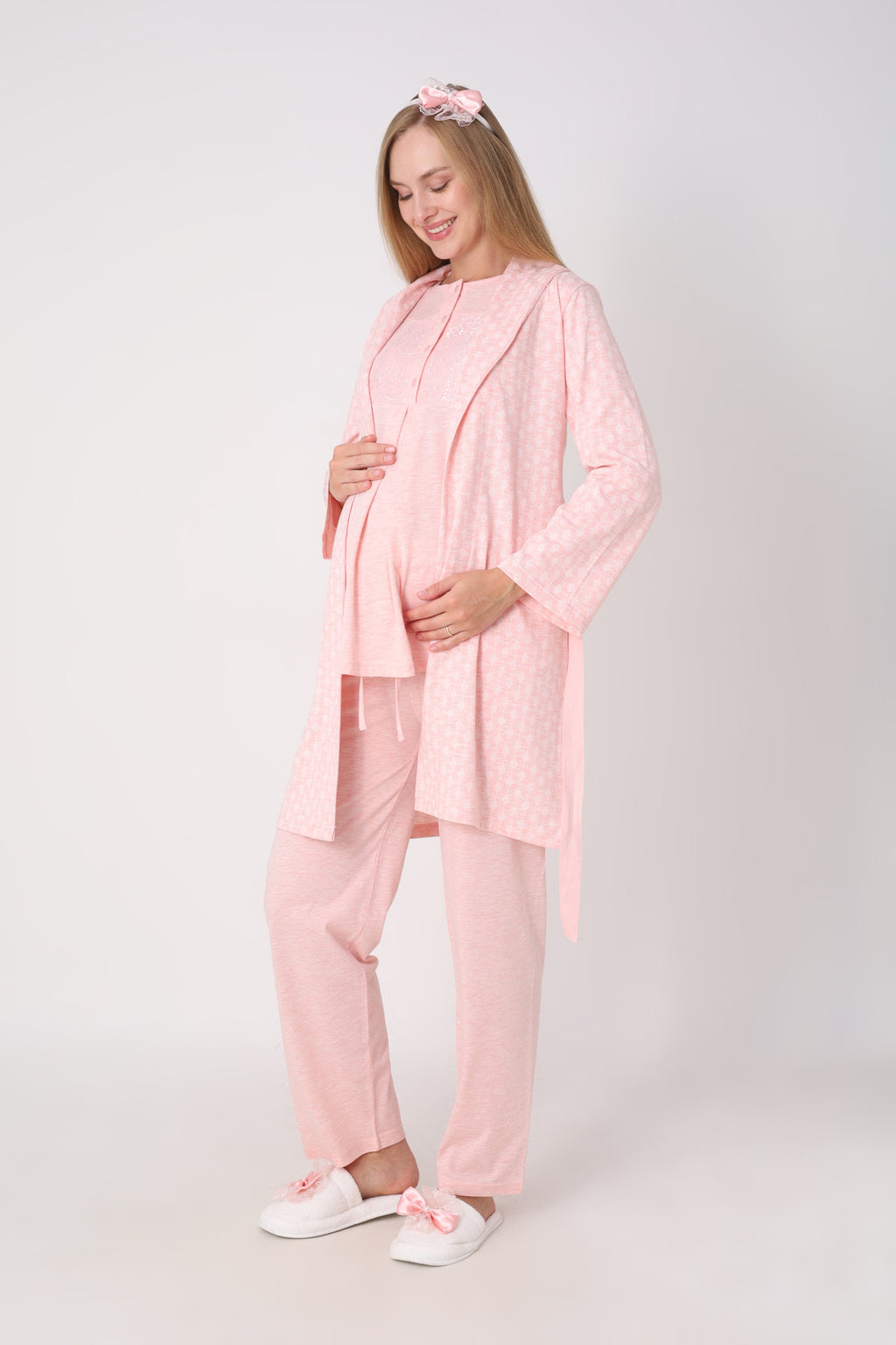 Hamile Pijama ve Sabahlık Takımı – 3’lü Lohusa Seti, Kendinden Desenli Sabahlık ve Dantelli Üst - 3482