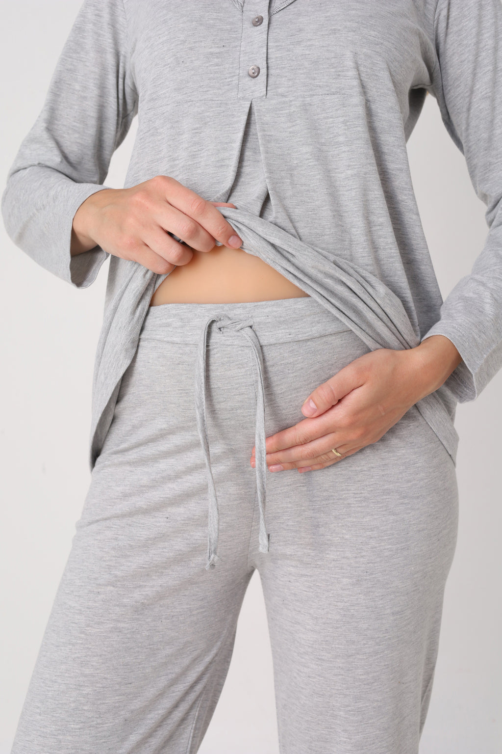 Hamile Pijama ve Sabahlık Takımı – 3’lü Lohusa Seti, Geometrik Desen Sabahlık ve Biye Detaylı Üst - 3483