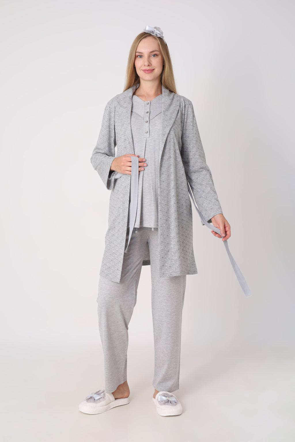 Hamile Pijama ve Sabahlık Takımı – 3’lü Lohusa Seti, Geometrik Desen Sabahlık ve Biye Detaylı Üst - 3483