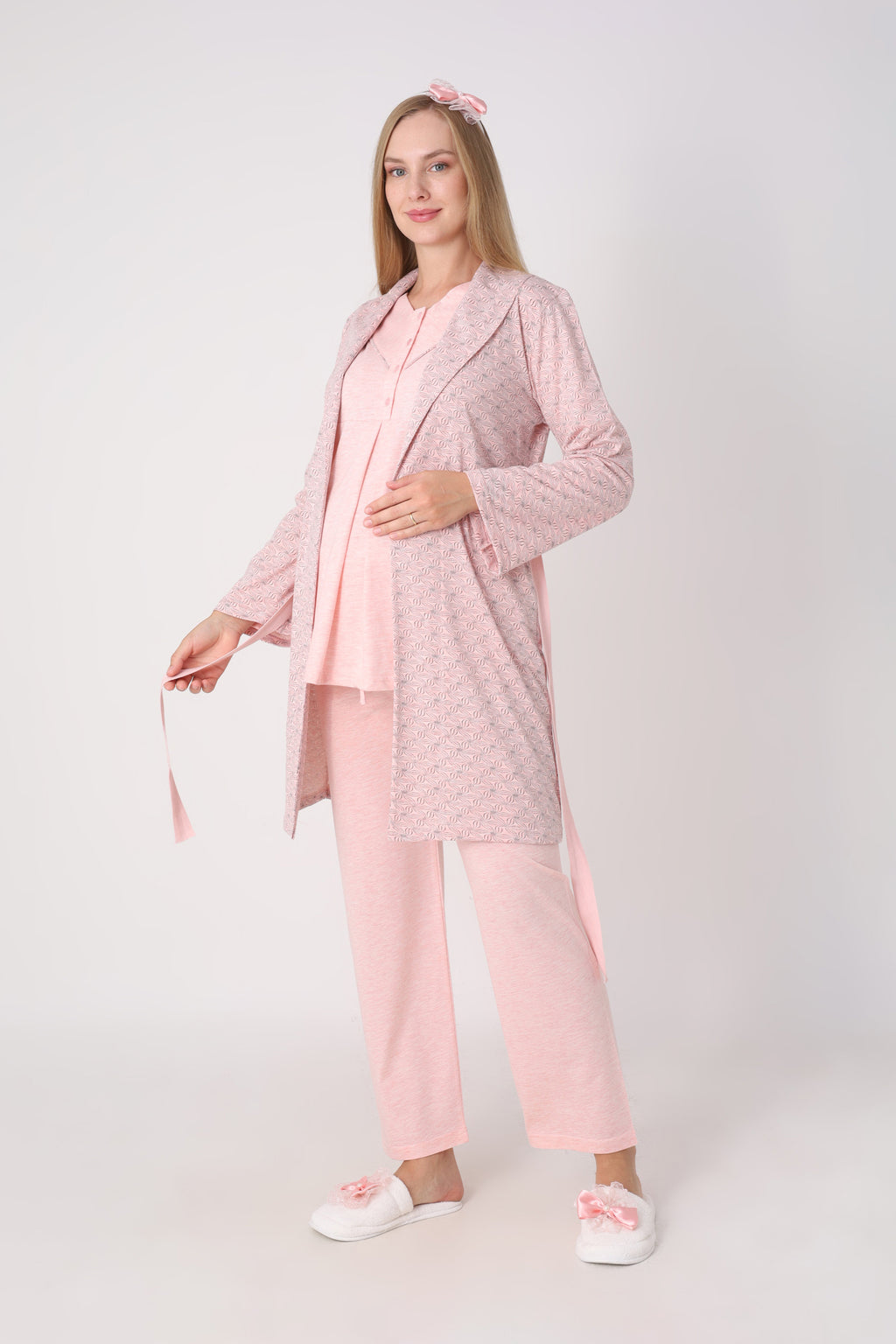 Hamile Pijama ve Sabahlık Takımı – 3’lü Lohusa Seti, Geometrik Desen Sabahlık ve Biye Detaylı Üst - 3483